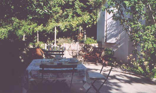 La terrasse du petit djeuner... La table est dresse pour les htes.